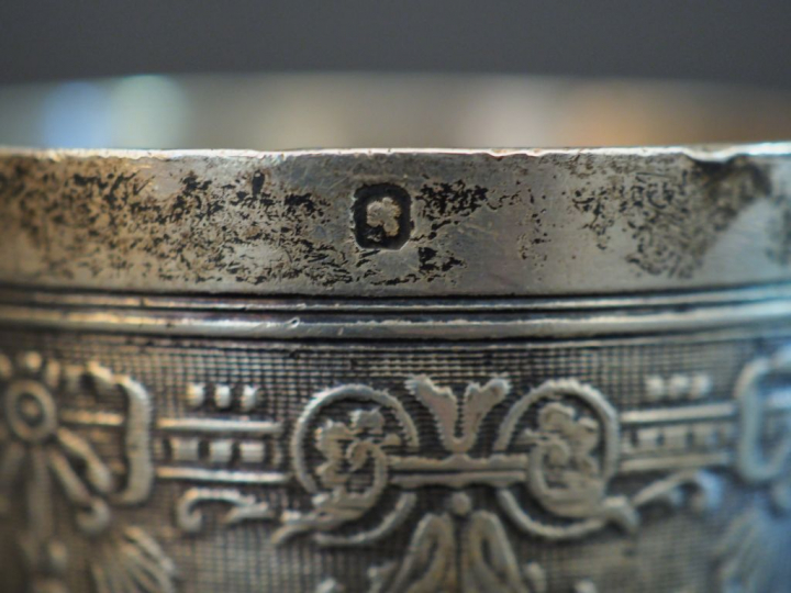 Timbale en argent de style Louis XVI. Poids : 75 g