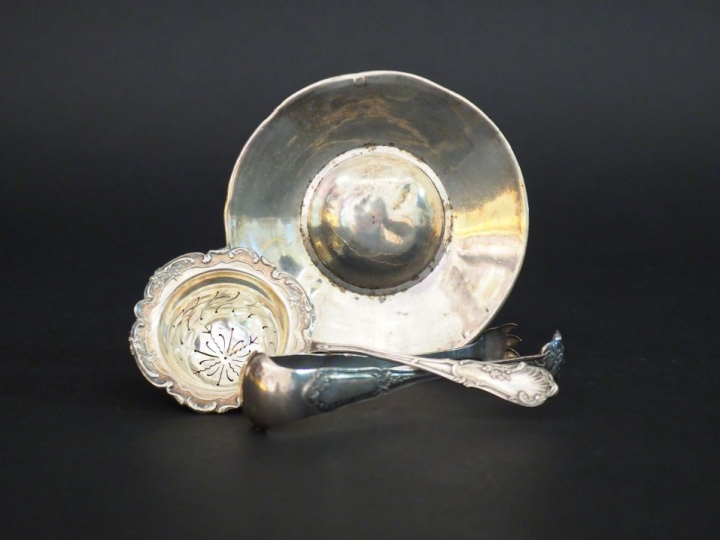 Taste vin en argent, une pince à sucre en argent poinçon Minerve, une 