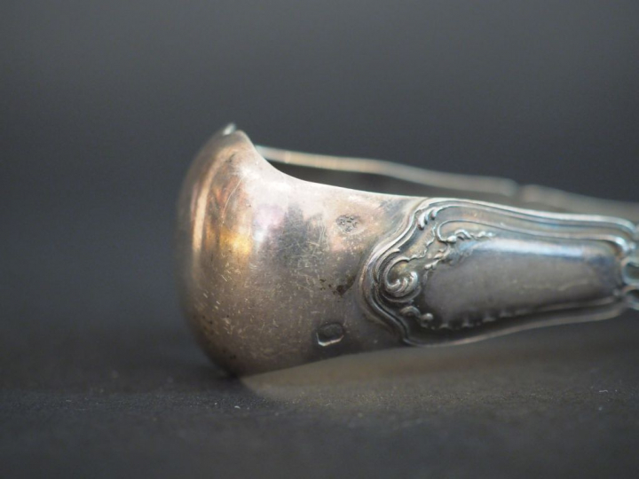 Taste vin en argent, une pince à sucre en argent poinçon Minerve, une 