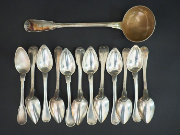 Une louche et 12 grandes cuillères en argent, poinçon Minerve et Vieil