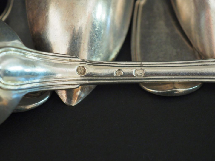 Une louche et 12 grandes cuillères en argent, poinçon Minerve et Vieil