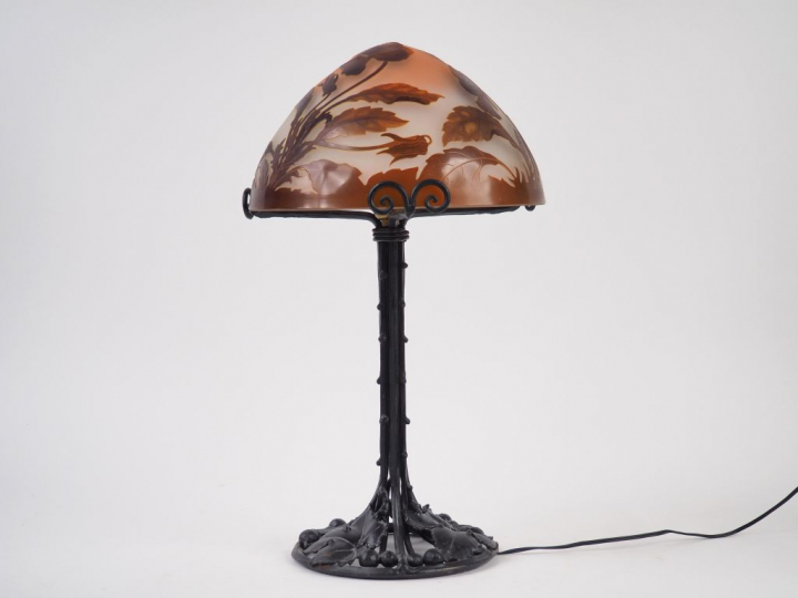 GALLE. Lampe en verre gravé en camée et à l'acide de fleurs brunes sur