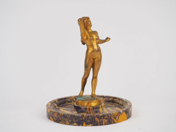 J. GARNIER. Baguier en bronze doré et marbre figurant une jeune baigne
