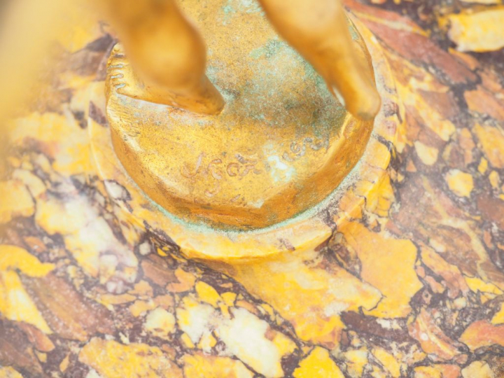 J. GARNIER. Baguier en bronze doré et marbre figurant une jeune baigne