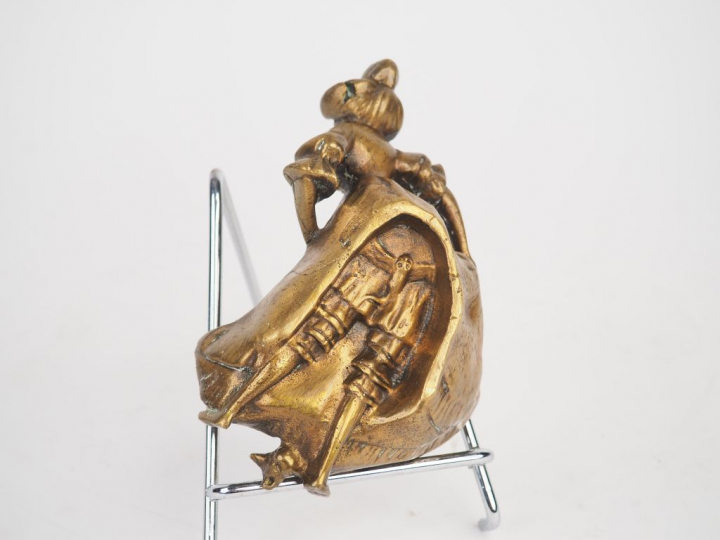 Vide-poche Art Nouveau en bronze figurant une jeune femme, un chat et 