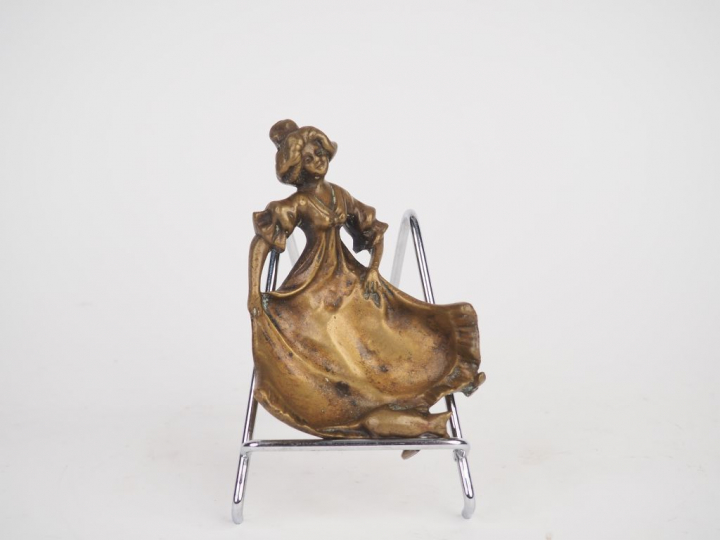 Vide-poche Art Nouveau en bronze figurant une jeune femme, un chat et 