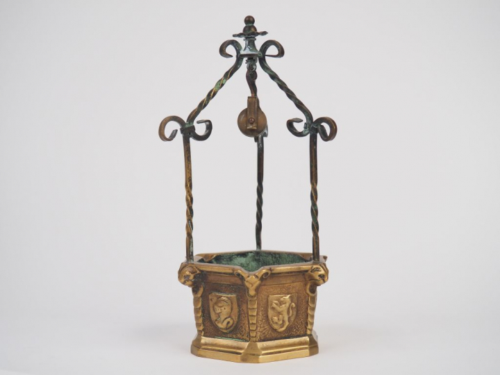 M. LE VERRIER. Cendrier en forme de puits. Signé. Dim: 18,5 x 8,5 cm.