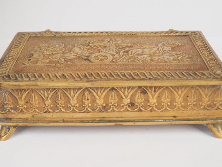 M. LE VERRIER. "Les chasses d'Assurbanipal". Boîte à bijoux en bronze.