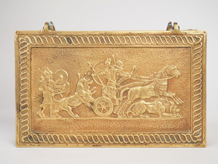 M. LE VERRIER. "Les chasses d'Assurbanipal". Boîte à bijoux en bronze.