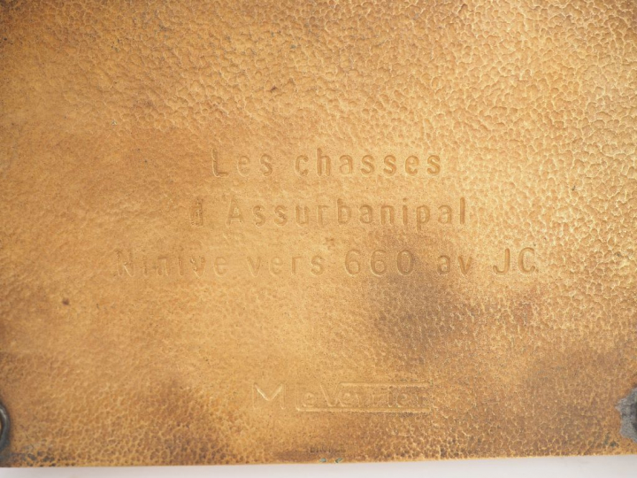 M. LE VERRIER. "Les chasses d'Assurbanipal". Boîte à bijoux en bronze.