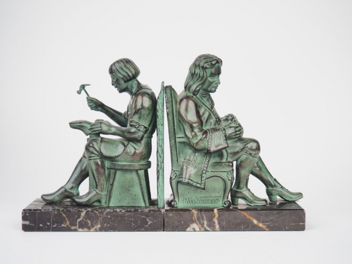 M. LE VERRIER. Paire de serre-livres en régule à patine verte figurant