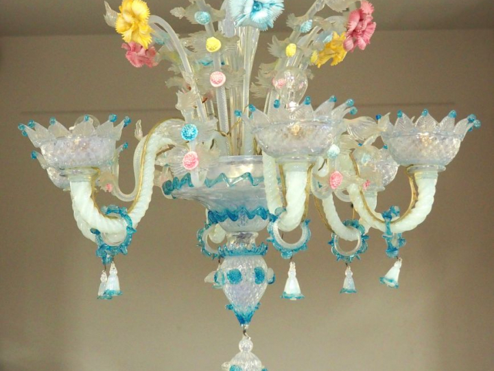 Lustre en verre polychrome de Venise, éclairant à 6 lumières. Dim: 93 