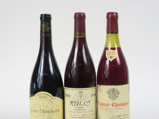 Vente aux enchères 3 BOUTEILLES : 1 VOLNAY CHAMPANS P. EMONIN 1976 3,5 CM - 1 GEVREY CHAM