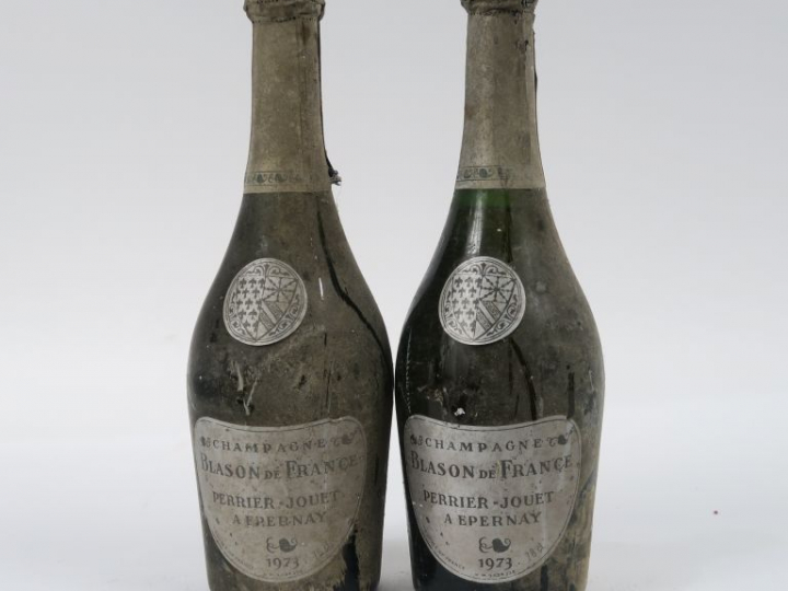 2 BOUTEILLES CHAMPAGNE PERRIER JOUET 'BLASON DE France' - 1973 - 1 à 1