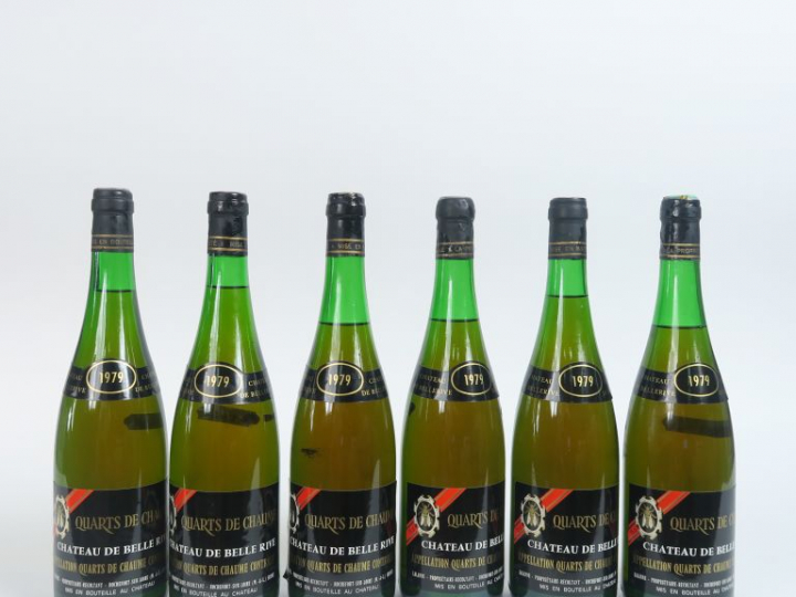 6 BOUTEILLES QUARTS DE CHAUME CHÂTEAU DE BELLE RIVE - 1979 - 3 à 3 CM/