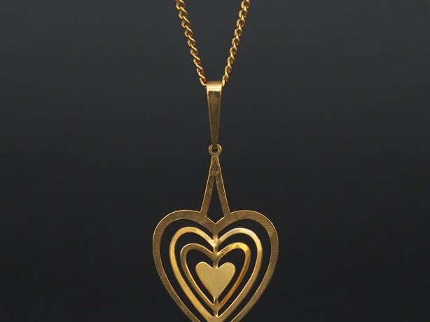 Chaine en or et pendentif en or en forme de cœurs concentriques. Poids