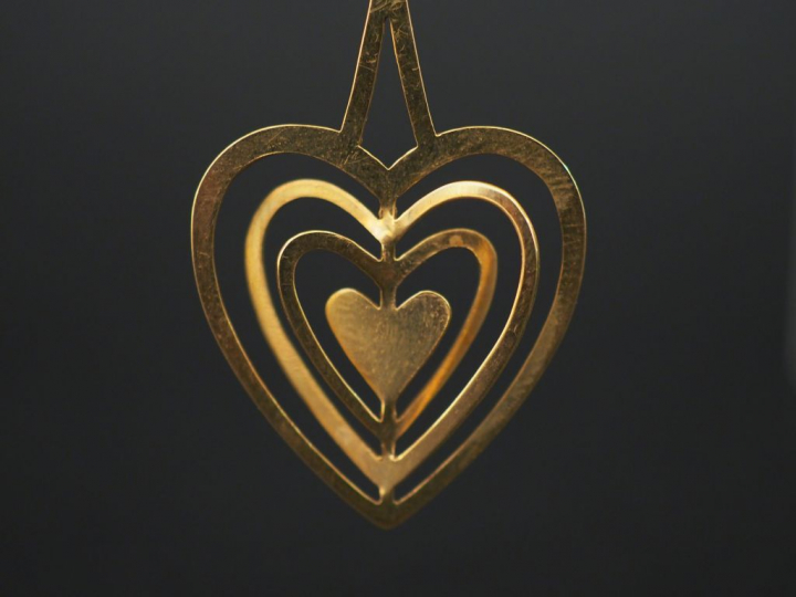 Chaine en or et pendentif en or en forme de cœurs concentriques. Poids
