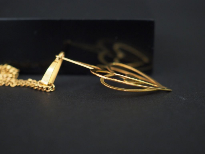 Chaine en or et pendentif en or en forme de cœurs concentriques. Poids