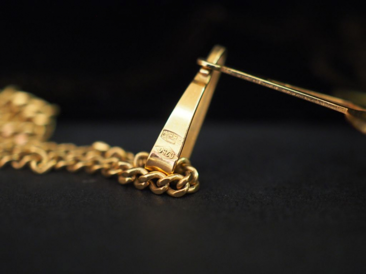 Chaine en or et pendentif en or en forme de cœurs concentriques. Poids