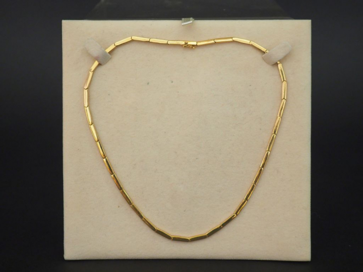 Collier en or, maillons rectangulaires articulés. Poids : 10 g