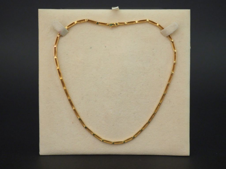 Collier en or, maillons rectangulaires articulés. Poids : 10 g