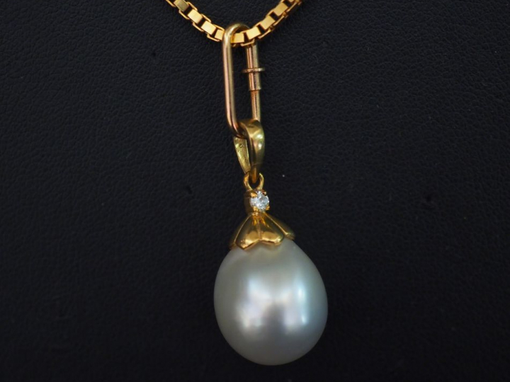 Collier en or, maille carrée ajourée. Poids : 19,10 g et pendentif per