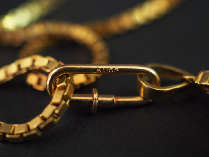 Collier en or, maille carrée ajourée. Poids : 19,10 g et pendentif per