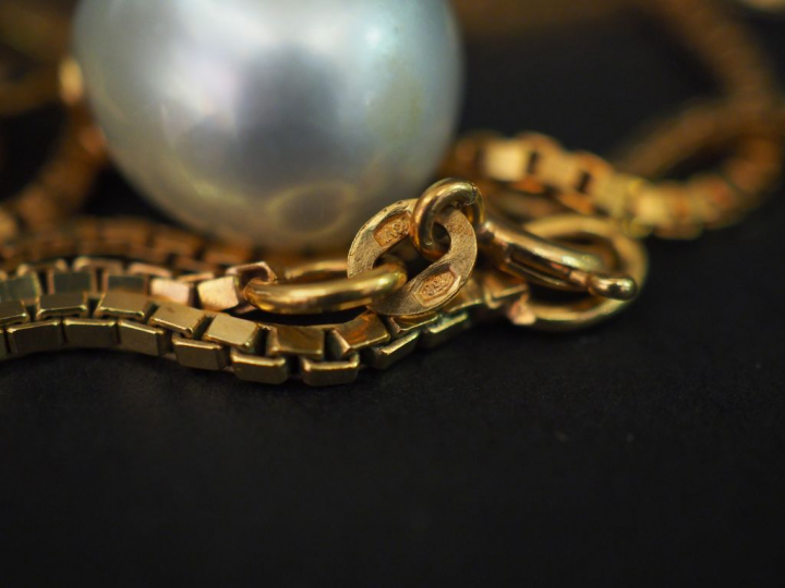 Collier en or, maille carrée ajourée. Poids : 19,10 g et pendentif per