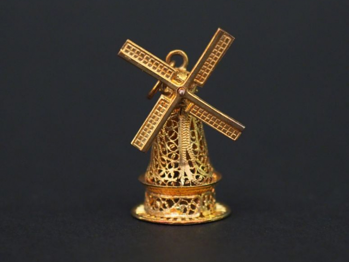 Pendentif en or 14 cts filigranné en forme de moulin. Poids : 5 g