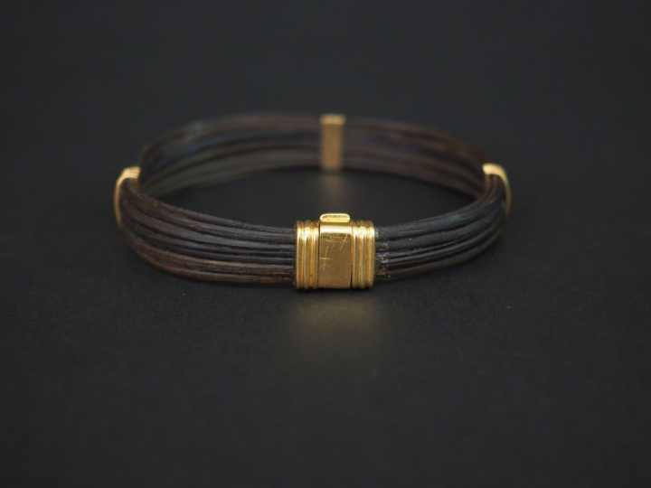 Bracelet poils d'éléphant, 3 bagues en or. Poids tel : 12 g