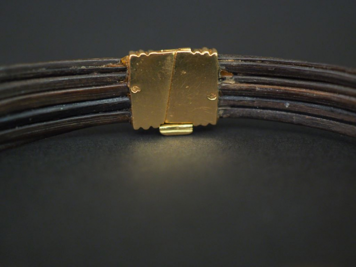 Bracelet poils d'éléphant, 3 bagues en or. Poids tel : 12 g