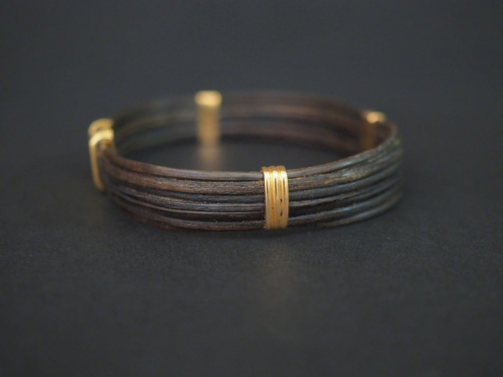 Bracelet poils d'éléphant, 3 bagues en or. Poids tel : 12 g