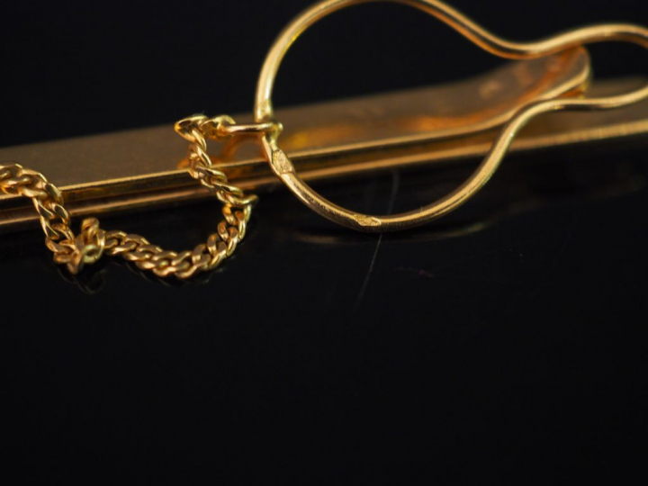 Barette de cravate en or.  Poids tel : 5,50 g