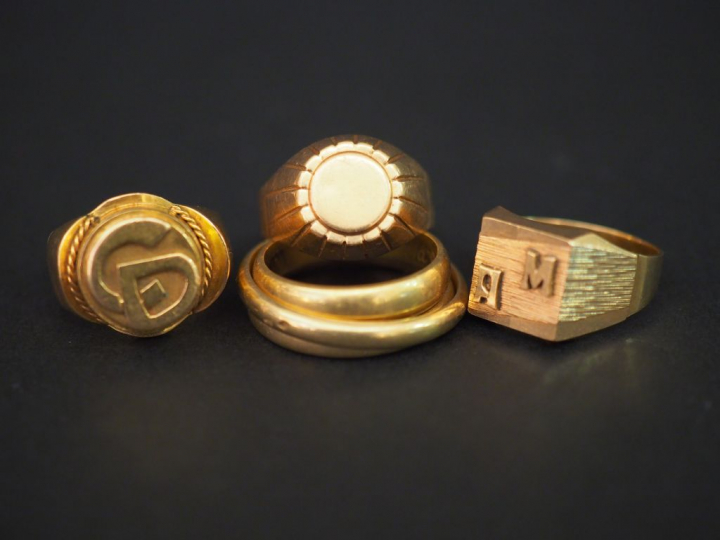 3 chevalières et 3 alliances en or. Poids : 28,88 g