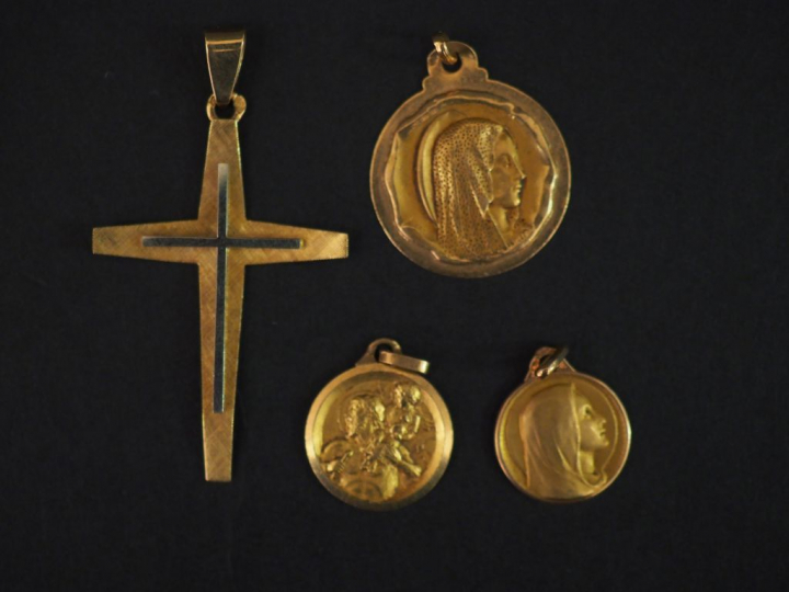 Croix et médailles en or. Poids : 7,88 g