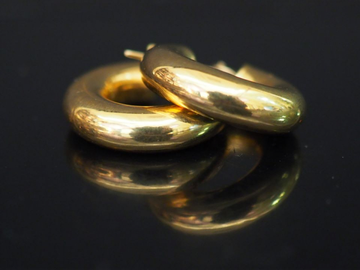 Paire de perce oreilles en or Poids : 3,15 g