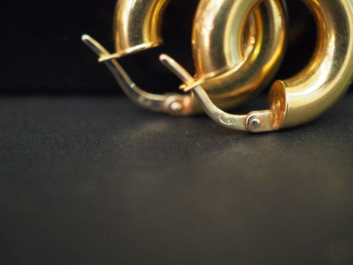 Paire de perce oreilles en or Poids : 3,15 g