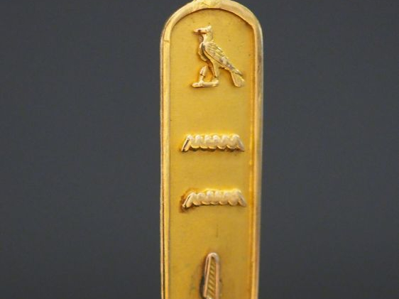 Pendentif style égyptien en or.  Poids : 2,20 g