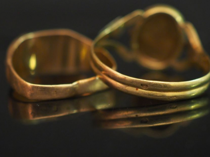 2 bagues anciennes en or. Poids tel : 4,45 g