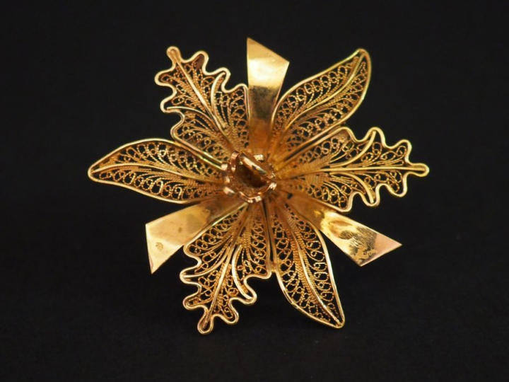 Broche en or en forme de fleur. Poids : 16,60 g