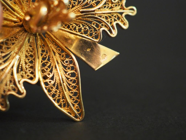 Broche en or en forme de fleur. Poids : 16,60 g