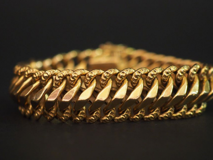 Bracelet gourmette en or.  Poids : 24,40 g