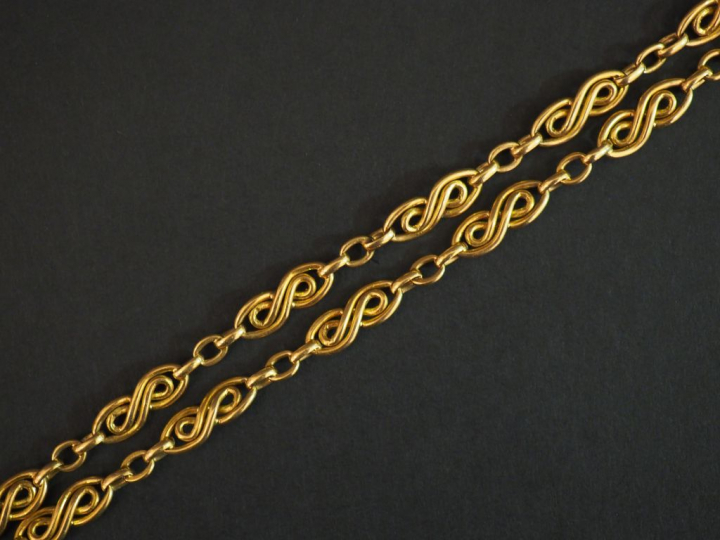 Giletière en or à décor d'entrelacs. Poids : 18 g