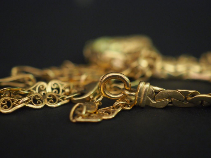 Collier en or composé à partir de trois bracelets. Poids : 17,25 g