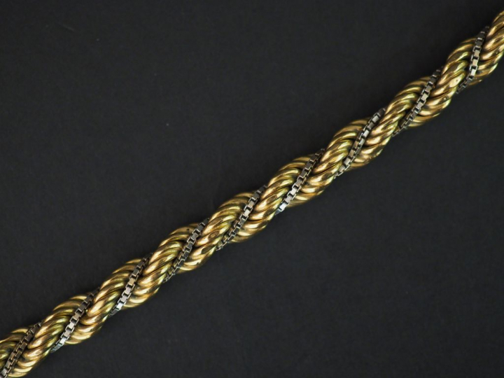 Bracelet en or deux tons, maille torsadée. Poids : 16,40 g