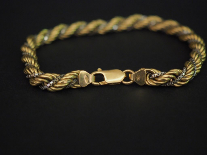Bracelet en or deux tons, maille torsadée. Poids : 16,40 g