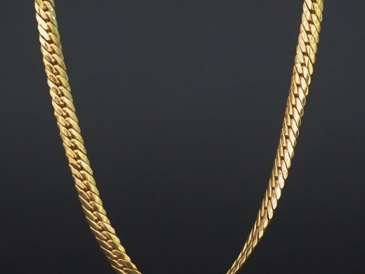 Collier en or, maille stylisée. Poids : 17,80 g