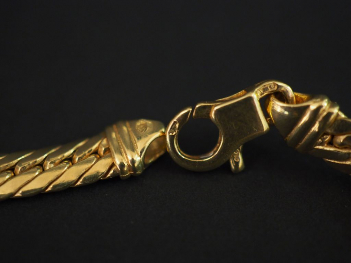 Collier en or, maille stylisée. Poids : 17,80 g