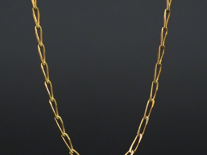 Collier en or, maillon ovale ajouré. Poids : 5,81 g