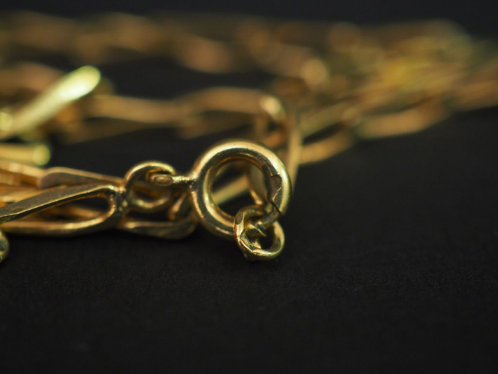 Collier en or, maillon ovale ajouré. Poids : 5,81 g